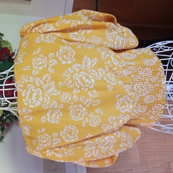FRESH AND FLORAL❣️Adorable yellow and white floral crop style top - Picture 6 of 8